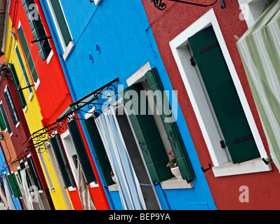 Maisons peintes de couleurs vives sur l'île de Burano, Venise, Italie Banque D'Images
