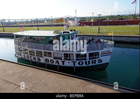 Soo Locks Tour bateau entre dans Soo Locks Sault Ste. Marie au Michigan Banque D'Images