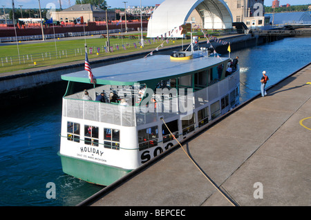 Soo Locks Tour bateau entre dans Soo Locks Sault Ste. Marie au Michigan Banque D'Images