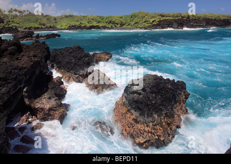 Les roches et surfez à Wainapanapa State Park Banque D'Images