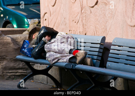 Personne sans-abri dormant sur un banc Montréal Canada Banque D'Images
