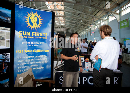 Premier Soleil panneau solaire résidentiel au kiosque de l'exposition West Coast Green 2009 Green building conference and exposition. Banque D'Images