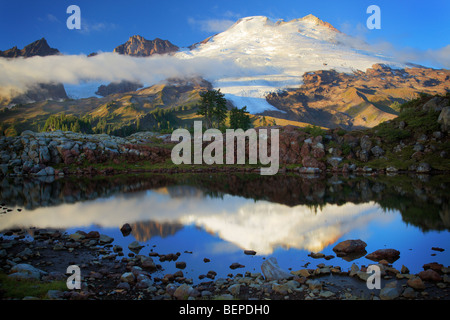 Tarn près de Butte dans le mont Baker Wilderness Banque D'Images