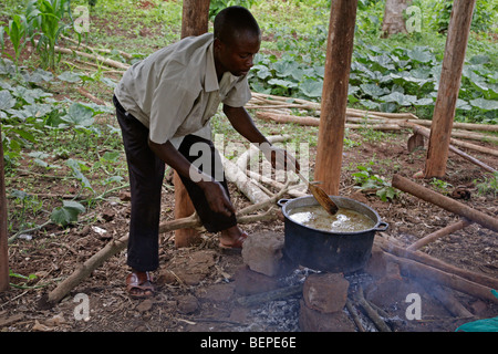 L'Ouganda la cuisson sur un feu ouvert, Kayunga District. PHOTO par SEAN SPRAGUE Banque D'Images