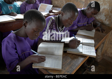 L'OUGANDA Le Kyayaaye dans l'école primaire catholique du district de Kayunga. Les enfants en classe. PHOTO par SEAN SPRAGUE Banque D'Images