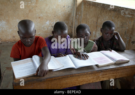 L'OUGANDA Le Kyayaaye dans l'école primaire catholique du district de Kayunga. Les enfants en classe. PHOTO par SEAN SPRAGUE Banque D'Images