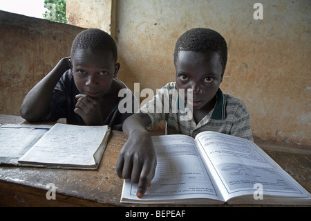 L'OUGANDA Le Kyayaaye dans l'école primaire catholique du district de Kayunga. Les enfants en classe. PHOTO par SEAN SPRAGUE Banque D'Images