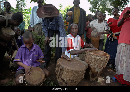 L'OUGANDA Le Kyayaaye dans l'école primaire catholique du district de Kayunga. Les femmes à danser à l'école. PHOTO par SEAN SPRAGUE Banque D'Images