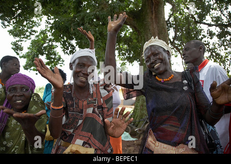 L'OUGANDA Le Kyayaaye dans l'école primaire catholique du district de Kayunga. Les femmes à danser à l'école. PHOTO par SEAN SPRAGUE Banque D'Images