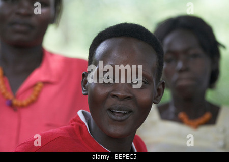 L'OUGANDA Le Kyayaaye dans l'école primaire catholique du district de Kayunga. Les femmes à danser à l'école. PHOTO par SEAN SPRAGUE Banque D'Images