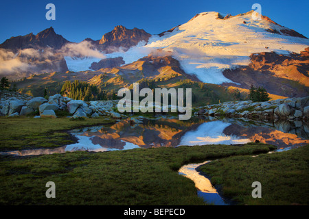 Le mont Baker se reflétant dans le Tarn près de Butte dans le mont Baker Wilderness Banque D'Images