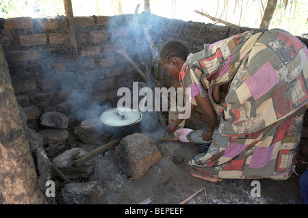 L'Ouganda dans l'accueil d'Kasifa Nabagereka du district de Kayunga,. Kasifa est la cuisson sur un feu ouvert. PHOTO par SEAN SPRAGUE Banque D'Images