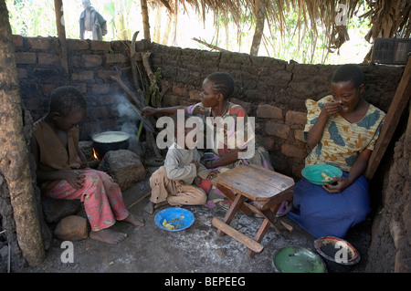Ouganda : la cuisson à feu ouvert. Banque D'Images