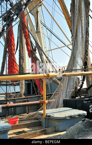 Dragues à bord du bateau de pêche chalutier dans le port de Oudeschild, Texel, Pays-Bas Banque D'Images