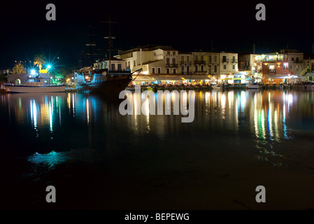 Taverna front de mer du port de Rethymnon bordée de nuit Crète Grèce Banque D'Images