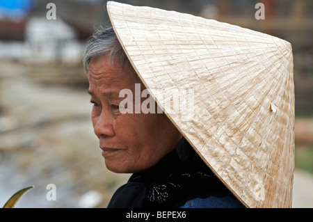 Femme portant chapeau traditionnel DU VIETNAM, Hoi An. photo par Sean SPRAGUE Banque D'Images
