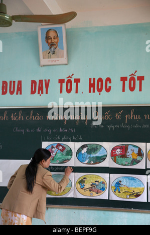 VVIETNAM ou mines bombe non explosée programme de sensibilisation aux risques en Tan Hop école primaire dans la province de Quang Tri. Banque D'Images