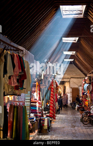 Boutique de souvenirs. Rayon de lumière dans le souk de fumée dans la médina de Marrakech. Le Maroc, l'Afrique du Nord Banque D'Images