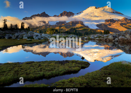 Le mont Baker se reflétant dans le Tarn près de Butte dans le mont Baker Wilderness Banque D'Images