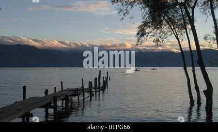 Le Lac Atitlan GUATEMALA tôt le matin, prises à partir de San Pedro la Laguna. Photographie par SEAN SPRAGUE 2009 Banque D'Images