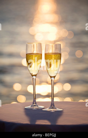 Deux verres de champagne au coucher du soleil Banque D'Images