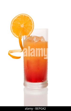 Tequila Sunrise cocktail avec de l'Orange sur blanc Banque D'Images