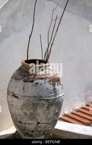 Pot de jardin grec en faïence dans la vieille ville ou la hora sur l'île grecque d'Alonissos, Grèce Banque D'Images