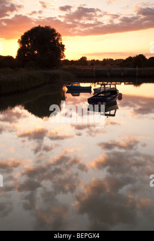 Soleil libre de bateaux amarrés sur la rivière Alde près de Snape Maltings, Suffolk Banque D'Images