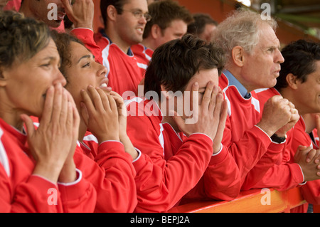 Fans désespérés au match de football Banque D'Images