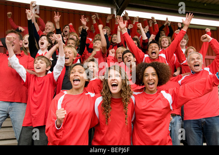 Groupe de supporters de football célèbre Banque D'Images