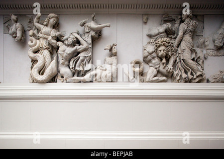 Frise avec sculptures hellénistique dans l'autel de Pergame, Musée de Pergame, Berlin, Allemagne Banque D'Images