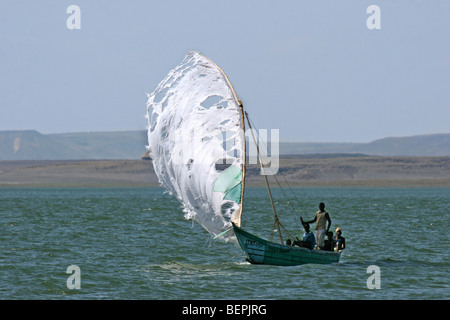 Les pêcheurs la voile en bateau de pêche en bois sur le lac Turkana, Kenya, Afrique de l'Est Banque D'Images