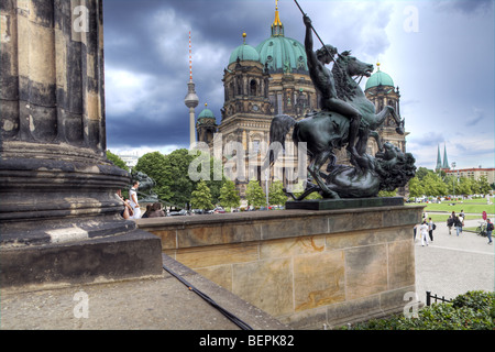 Façade de la Berliner Dom (cathédrale), avec la tour de télévision sur l'arrière-plan du portique Altes Museum, Berlin, Allemagne Banque D'Images