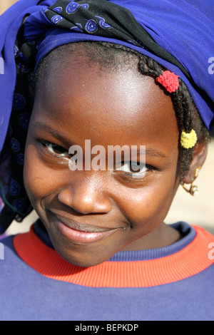 Close up portrait of smiling black enfant africain au Niger, Afrique de l'Ouest Banque D'Images