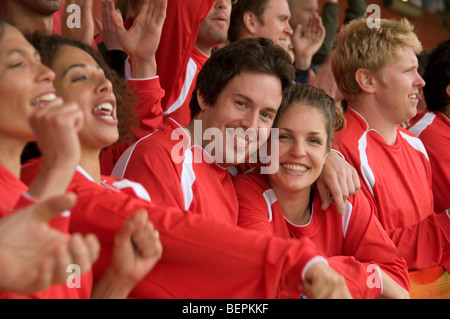 Couple de câlins au match de football Banque D'Images