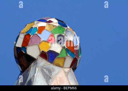 Le toit coloré de la Casa Batllo,un chef-d'œuvre architectural de créateur moderniste Antoni Gaudi à Barcelone, Espagne. Banque D'Images