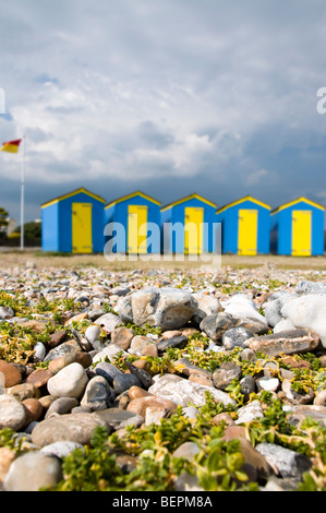Le jaune et le bleu des cabines de plage sur la plage, Littlehampton, West Sussex, UK Banque D'Images