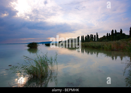 Lac Balaton de Szigliget marina au coucher du soleil - Hongrie Banque D'Images