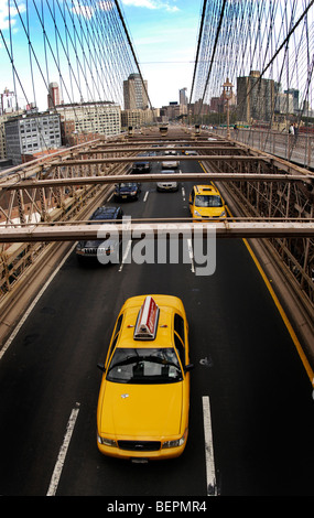 A New York City taxi traverse sur le pont de Brooklyn, New York. Banque D'Images