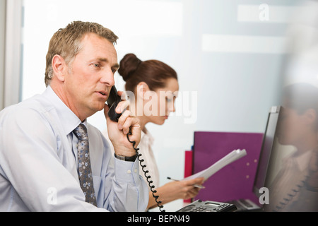 Un homme d'affaires senior au téléphone Banque D'Images