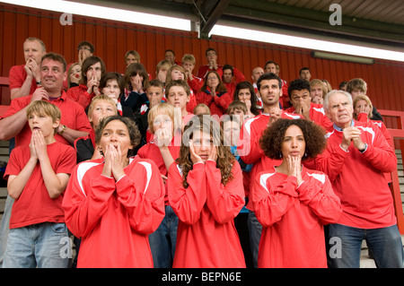 Groupe de supporters de football nerveux Banque D'Images