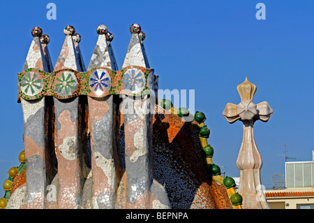 Le toit coloré de la Casa Batllo,un chef-d'œuvre architectural de créateur moderniste Antoni Gaudi à Barcelone, Espagne. Banque D'Images