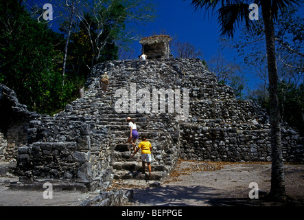 Les touristes, pyramide, temple, las pinturas group, Coba, site archéologique maya maya ruine, ruine, Coba, état de Quintana Roo, Yucatan, Mexique Banque D'Images