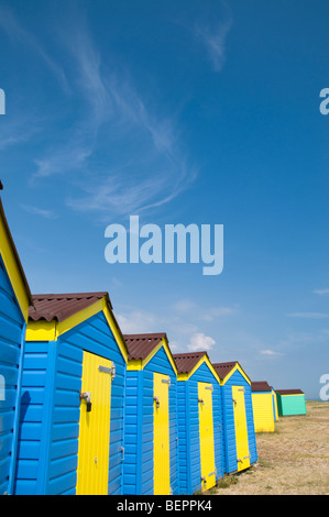 Le jaune et le bleu des cabines de plage sur la plage, Littlehampton, West Sussex, UK Banque D'Images