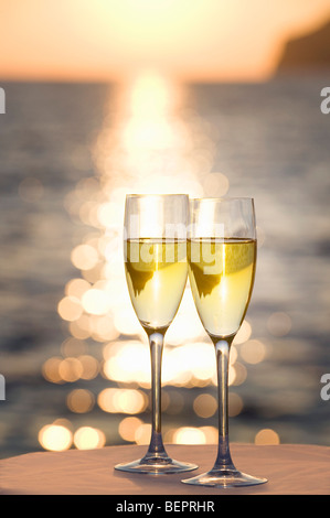 Deux verres de champagne au coucher du soleil Banque D'Images