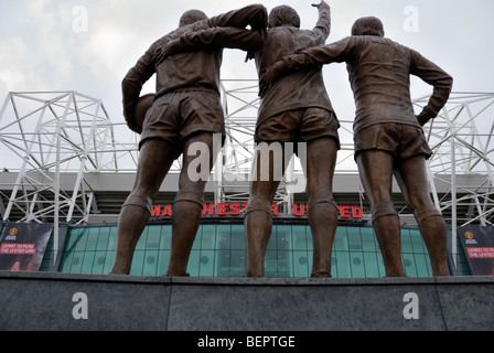 L'extérieur de la sculpture Trinity United Manchester le stade de football Old Trafford Banque D'Images