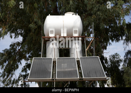 Alimentation réservoir d'eau et de panneaux solaires à Nicosie Nicosie République de Chypre Europe Banque D'Images
