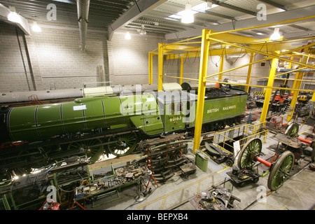 La locomotive à vapeur, une classe de poivre1 Pacifique, 60163, Tornado au Musée National du chemin de fer de l'atelier. Banque D'Images