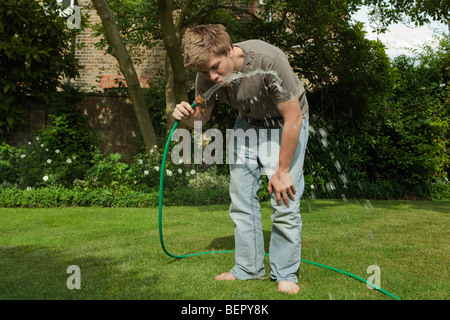 L'eau potable arrosage de garçon Banque D'Images