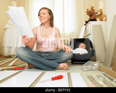 Femme et la fabrication de meubles de bébé Banque D'Images